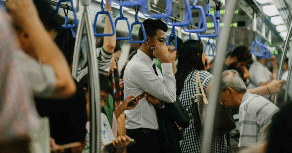 agorafobia, barbat in metrou aglomerat, aglomeratie in metrou