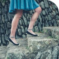 Femeie urca scari din piatra pas cu pas